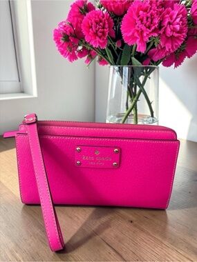 kate spade Wellesley Layton hot‎ pink "L zip" pebbled leather wristlet. New